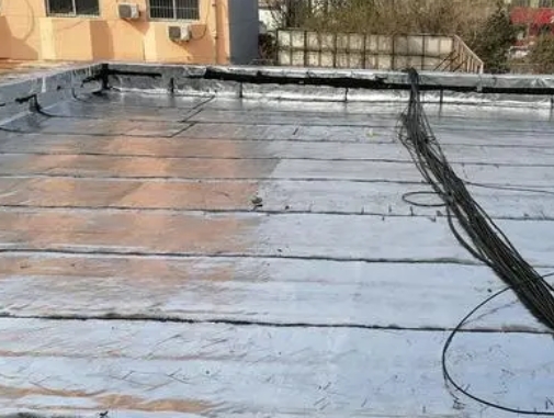 宝兴卫生间漏水维修公司分享下宝兴屋面楼顶防水刚性防水层施工要点。